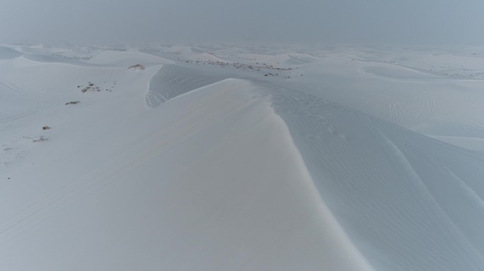 下雪后的沙漠景色