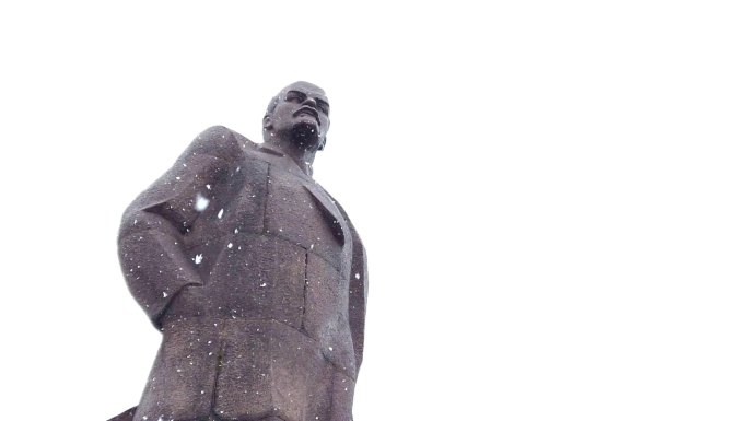 降雪中的列宁雕像实拍