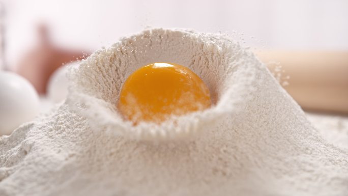 掉进面粉里的蛋黄蛋黄烘焙西点西餐食材面粉