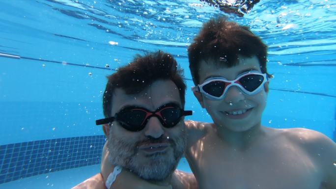 父子俩在水下潜泳