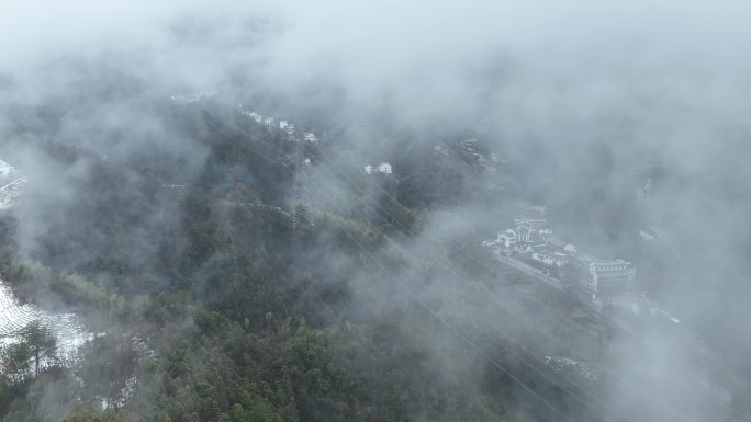 青山绿树高压线铁塔云雾航拍4k