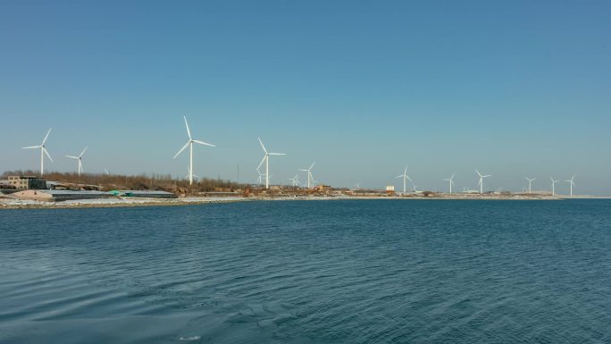 风力发电风车和北方冬季大海