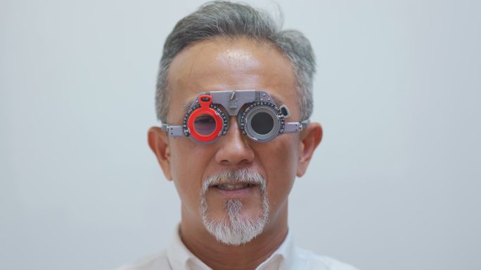 在眼科诊所检查视力的老年男性患者