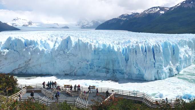 莫雷诺冰川的宏伟景观