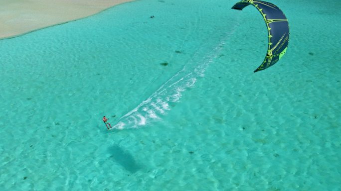 风筝板冲浪海上冲浪滑翔伞冲浪大海运动