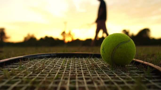 网球运动员在日落时练习