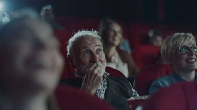 老人在电影院看电影