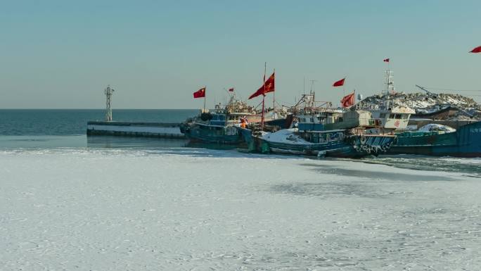 海边港口避风港渔船春季破冰出海打鱼
