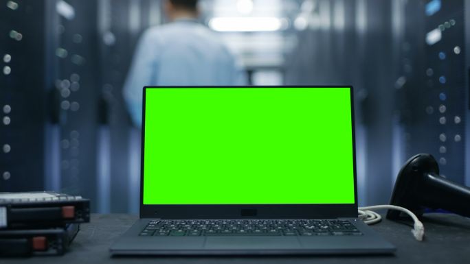 一台绿色屏幕的笔记本电脑