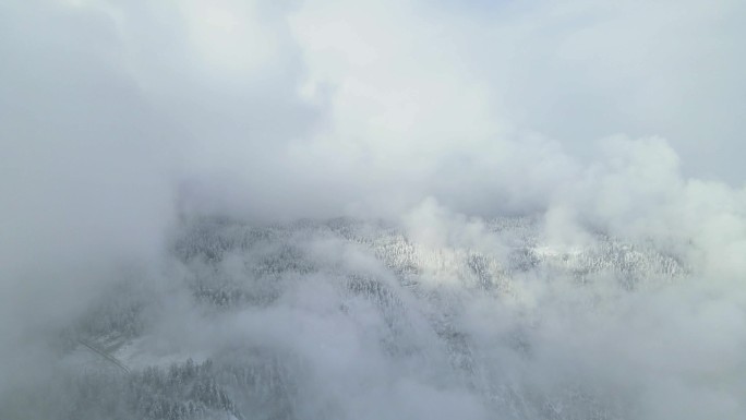 雪山雾凇雪原瓦屋山航拍