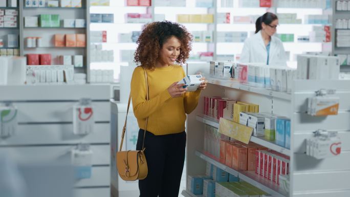 挑选药物的女人零售药品买药门市医疗药品药