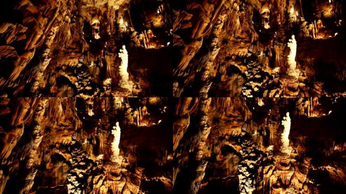 洞穴中的天然岩层溶洞钟乳石地下洞穴大自然