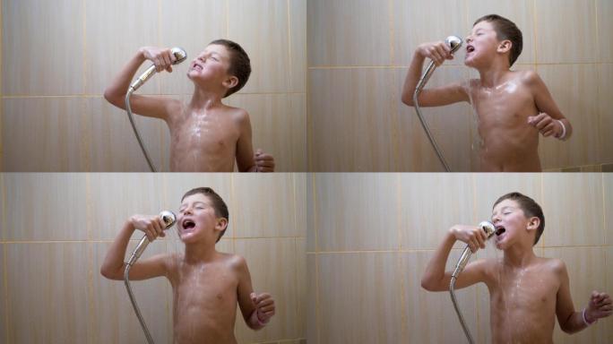 可爱英俊的小男孩在浴室里唱歌跳舞