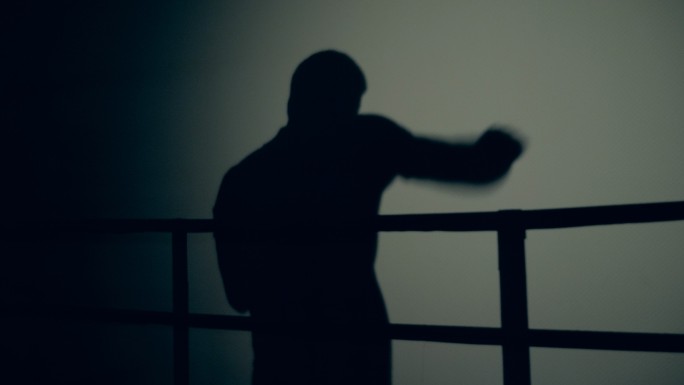 拳击运动员的影子拳击手激情活动教练打拳