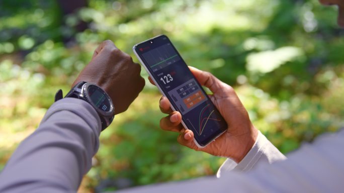 在跑步前检查智能手机和运动手表上的数据