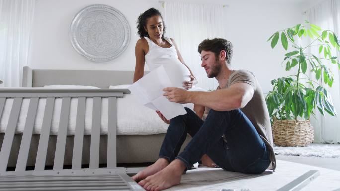 怀孕的女人期待新生命年轻夫妇孕期保健