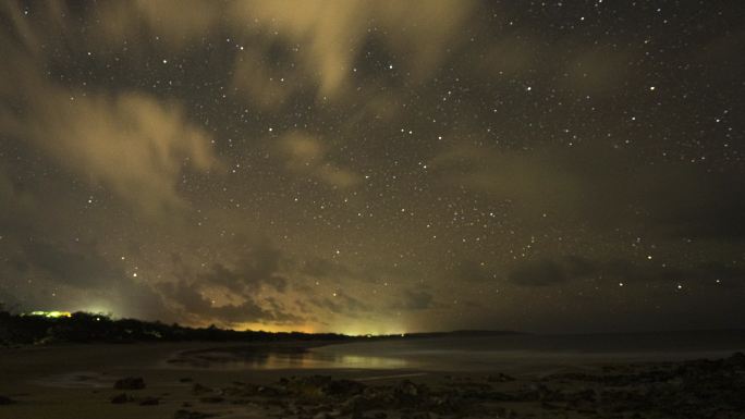 夜空的时间流逝，越过海洋向陆地望去