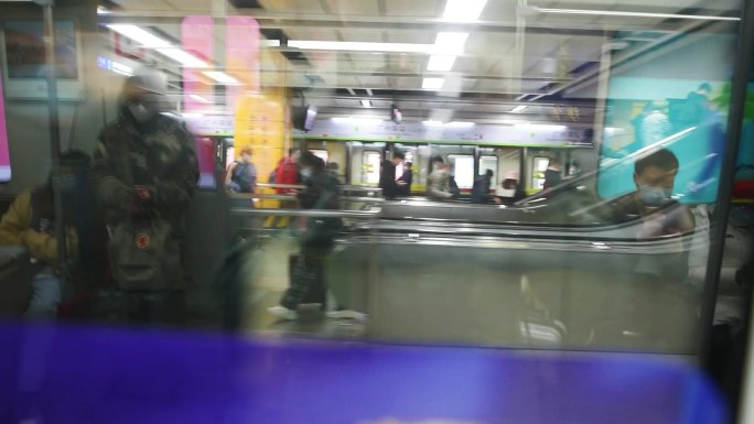 地铁启动，加速前进，站台和乘客闪过