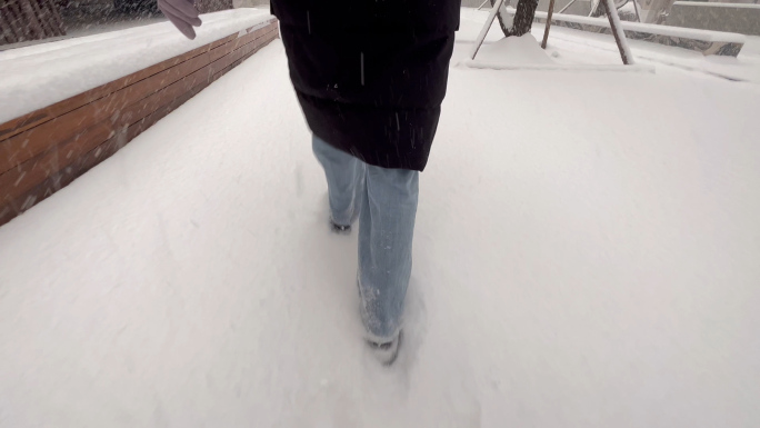 雪地行走背影，下雪走路，脚步背影特写4k