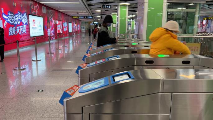 市民刷卡刷手机二维码通过地铁智能翼闸坐车