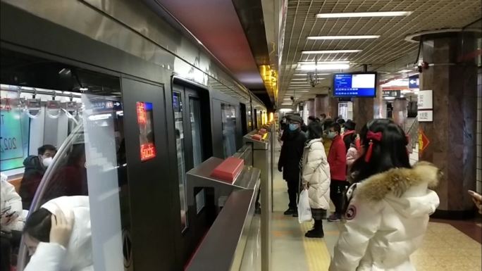 地铁到站旅客游人下车走出平台地铁启动开走