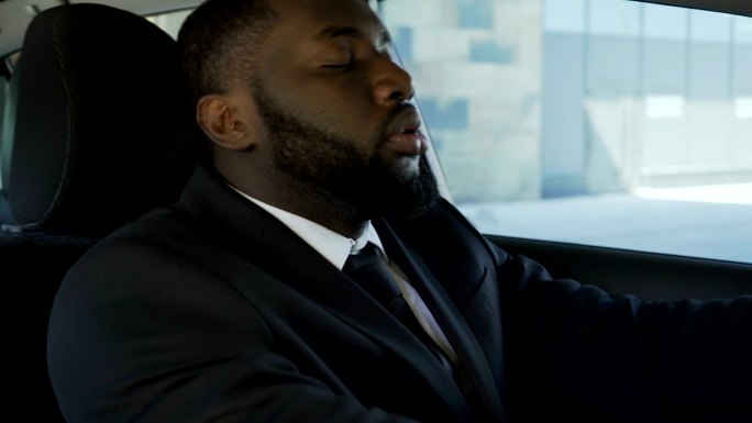 私人司机睡觉放松非洲黑人打瞌睡危险驾驶