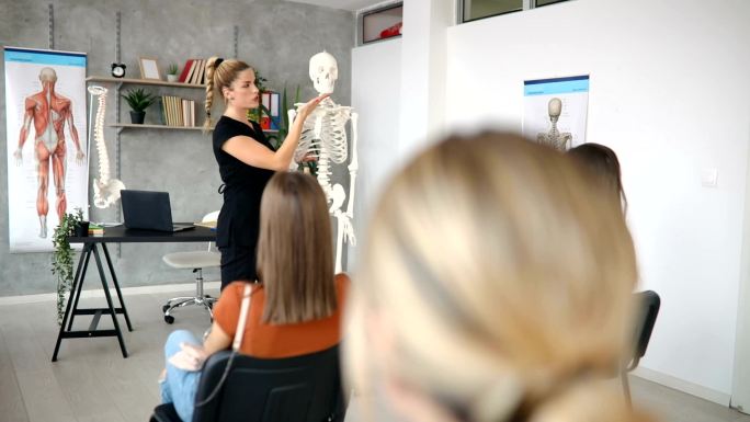 大学老师向学生讲解人体骨骼