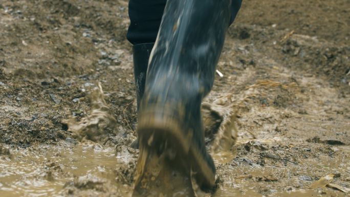 雨天走在泥巴路上