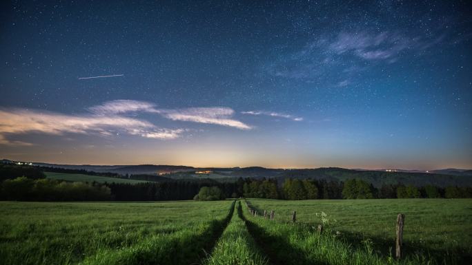星光闪烁的夜空掠过乡村风景的延时镜头