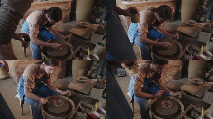 父亲在陶艺作坊教他的女儿