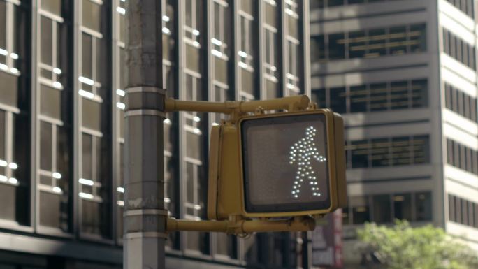行人过街灯从红灯转向行人标志