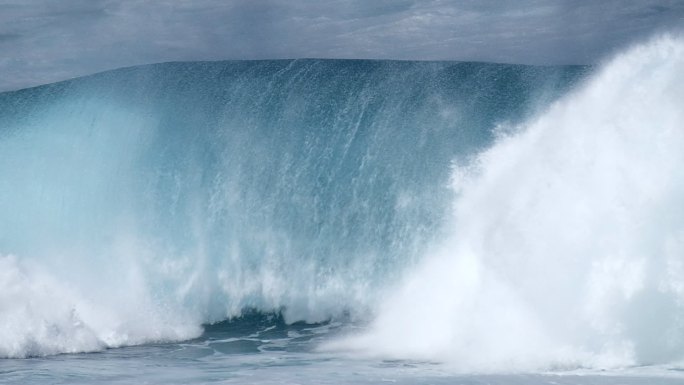 海边卷起的大浪浪潮浪花惊涛骇浪海浪汹涌澎