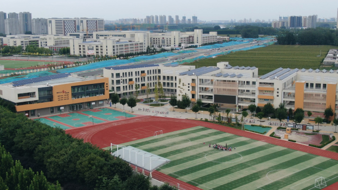 航拍新建的学校