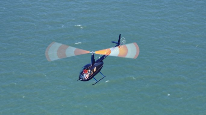 一架直升机在海面上空飞行