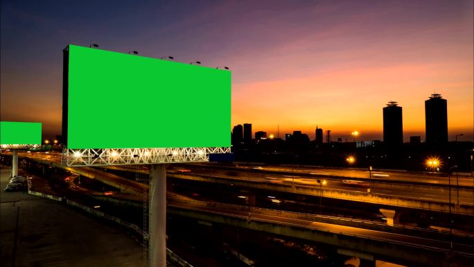 高速公路旁的绿色广告牌。