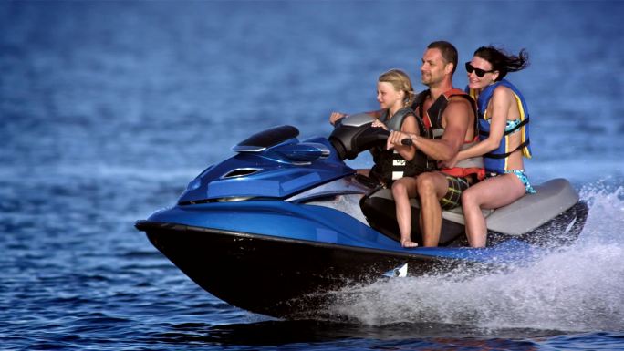 一家人乘坐喷气艇救生衣欢乐