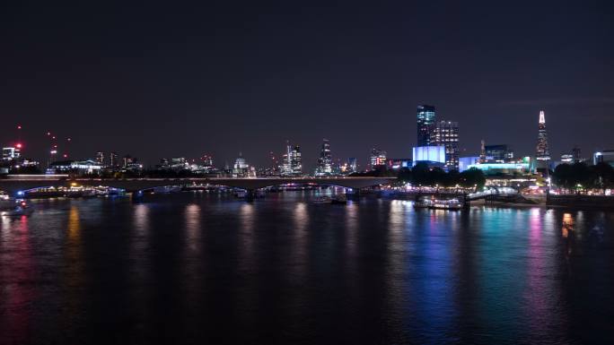 伦敦泰晤士河夜景游船轮船码头旅游