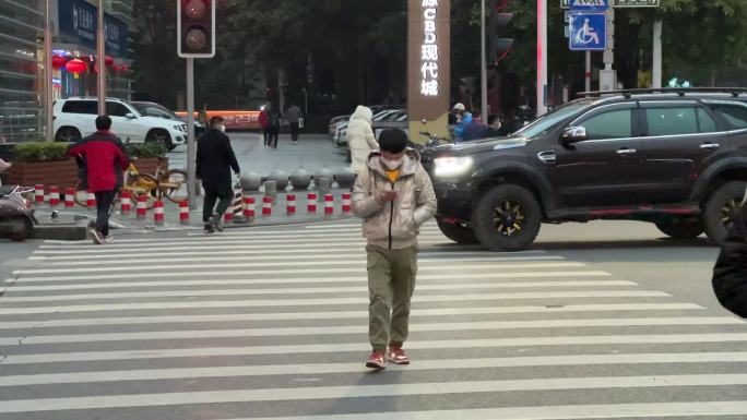 新冠疫情戴口罩低头看手机的行人过马路升格