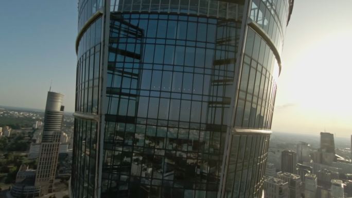 阳光下的玻璃大厦摩天大楼商业办公楼外部