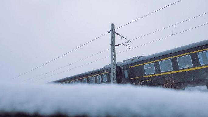 下雪天列车 绿皮火车 旅游 回家 春运