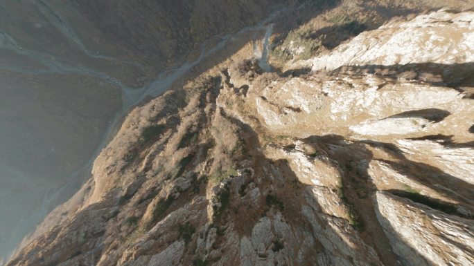 无人机在阳光山谷俯冲