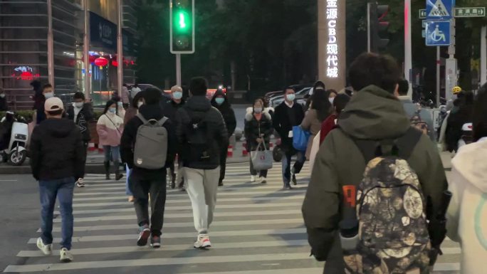 新冠疫情戴口罩的人群过斑马线升格慢镜头