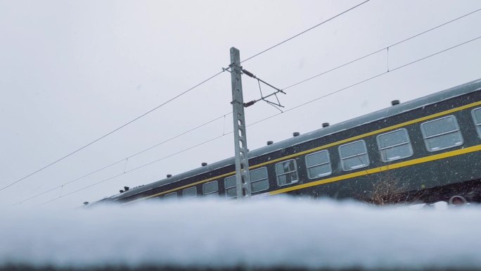 下雪天列车 春运 火车 绿皮火车 铁路