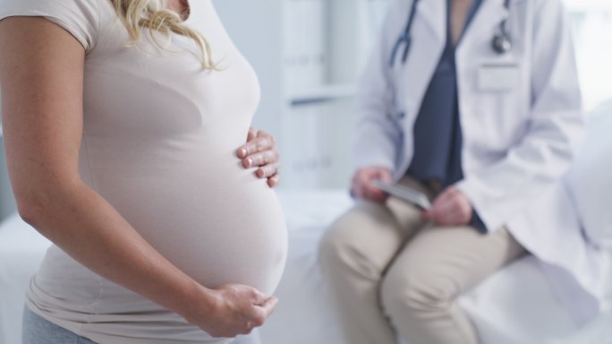 定期进行产前检查孕妇肚子月子中心胎教母婴