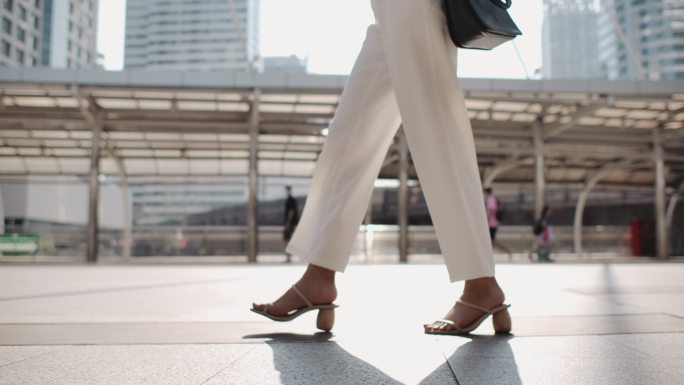 穿高跟鞋的女人走路慢动作