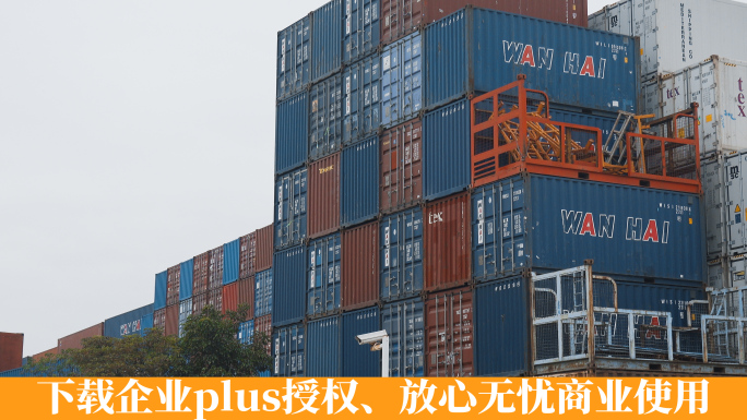 中国沿海地区港口堆积如山的集装箱货柜