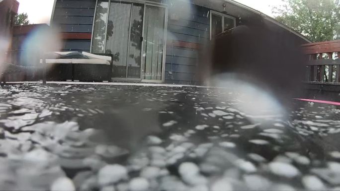慢动作冰雹实拍视频素材极端天气水面