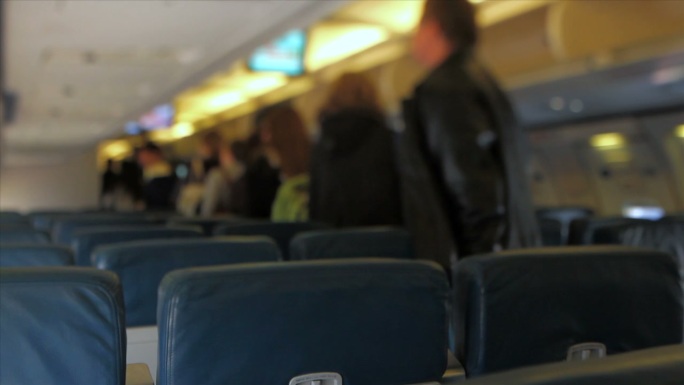 乘客下飞机时尚现代太阳镜