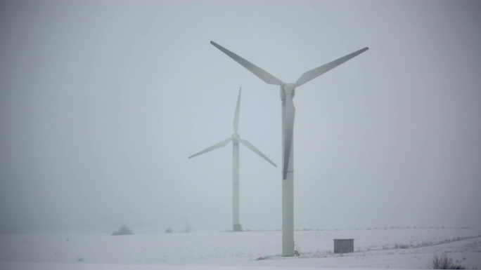 冬季的风力涡轮机风车风电风能国家电网
