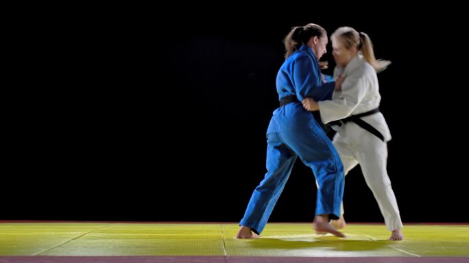 两名女子柔道选手在搏斗